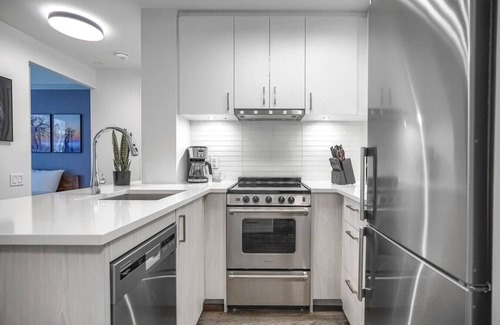 Church and Wellesley Apartment | Upscale 1BR Apt with Stunning Views, near CN Tower