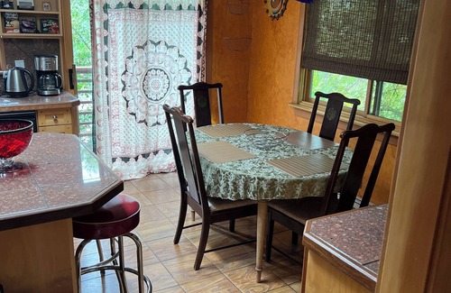 Newlands House | Upscale 2+ BR Near Downtown, Mountains, Shops and everything else!