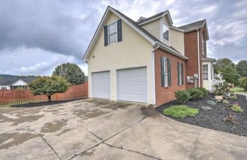 Bluff City House | Upscale 4 BR home in Northeast TN