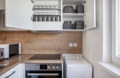 Halensee Apartment | Upscale Charlottenburg Studio nr Adenauerplatz, by Blueground