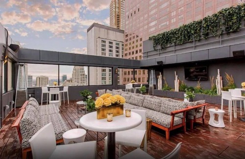 Streeterville House | Upscale City Center Stay | Prime Locale | City Views | Pets Allowed