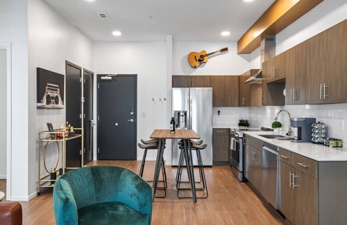 Edgehill Condo | UPSCALE Cozy Nashville Condo★ POOL, PATIO, PARKING