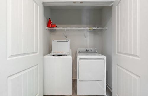 Southwest Raleigh House | Upscale King 3BR Townhouse Mins to Cary & NC State