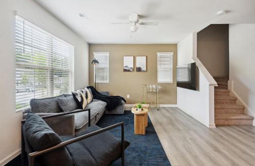 Southwest Raleigh House | Upscale King 3BR Townhouse Mins to Cary & NC State