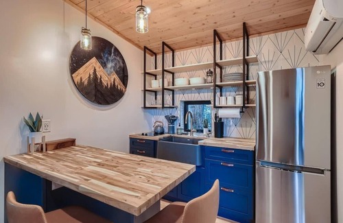 Indian Hills Cabin | Upscale Mountain Treehouse/Fire Pit & Hot Tub