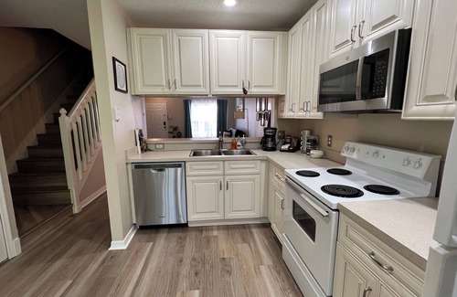 New Tampa House | Upscale: POOL, KING Bed, Long Stay by Tampa Palms