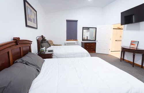 Keeling Hotel | Upstairs Double Queen