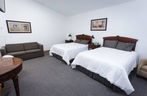 Keeling Hotel | Upstairs Double Queen
