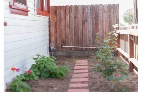 Whittier House | Uptown Whittier Bungalow; near Disney, DTLA, Universal Family/dog friendly.