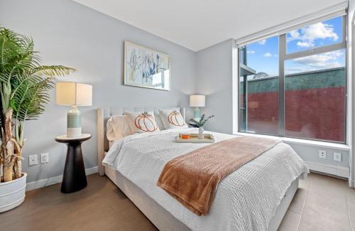 Gastown Apartment | Urban 2BR Apartment with Balcony in Downtown Vancouver