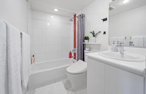 Gastown Apartment | Urban 2BR Apartment with Balcony in Downtown Vancouver