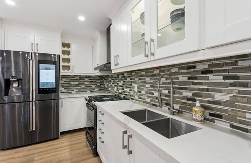 East Credit House | Urban Nest Home 4bed 4bath | Parking | Baby Crib