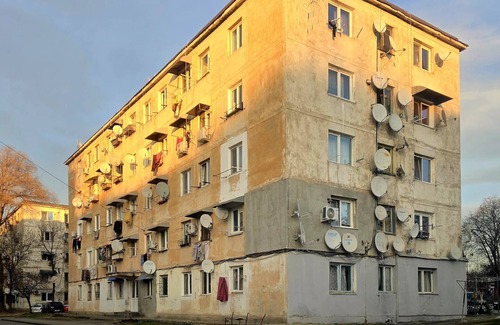 Craiova Apartment | Urban Studio for a Real Ghetto Experience