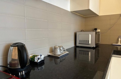 Panch Batti Apartment | UrbanOasis- Studio Apt @ City Centre w Pool+Free Wifi+Free Parking + FortView