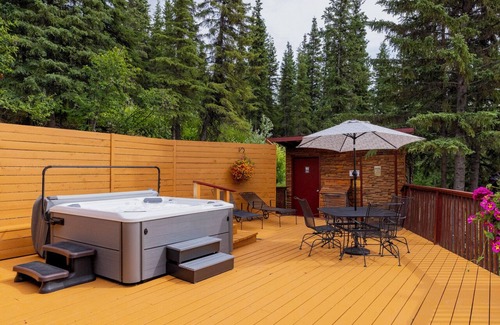 Denali Cabin | Deluxe King w/Sleeper Sofa Dall Suite