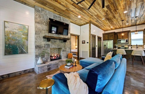 Pickens Cabin | Vacana At Ease, Romantic Honeymoon Cabin with Hot Tub