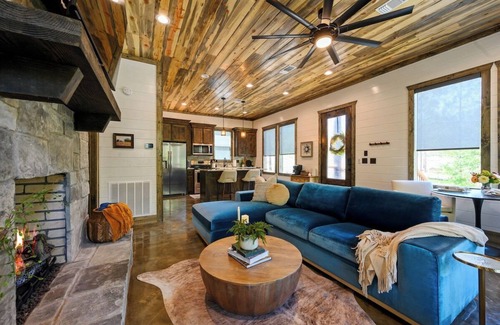 Pickens Cabin | Vacana At Ease, Romantic Honeymoon Cabin with Hot Tub