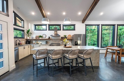 Pickens Cabin | Vacana: Manhattan, Arcade, Hot Tub, Fire Pit, Pets