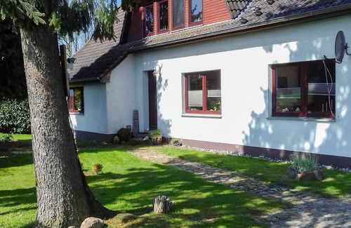 Ahrenshagen-Daskow Apartment | Vacation apartment 2 - Holiday apartments on the edge of the forest