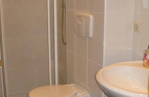 Bedesbach Apartment | Vacation apartment "Am Karl's Brunnen" - apartment/flat, shower and bath, WC, 2