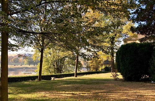 Radeberger Vorstadt Apartment | Vacation apartment in the Villa Graf von Pfeil on the banks of the Elbe