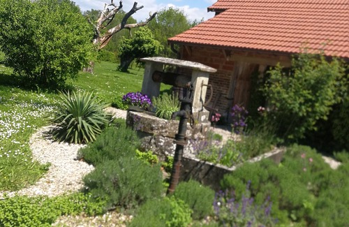 Montcony Apartment | Vacation apartment "Vers le Sud" in a former farmhouse with pool