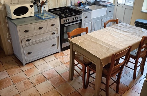 Beaupreau-en-Mauges Cottage | Vacation home in the countryside on the banks of a river.