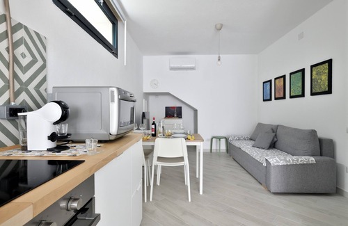Torre di Bari House | Vacation Home "Appartamentino" with Private Terrace & Wi-Fi