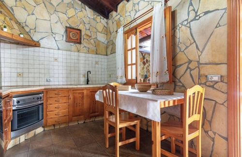 El Risco House | Vacation Home 'El Patio Canario' with Sea View, Private Terrace and Wi-Fi