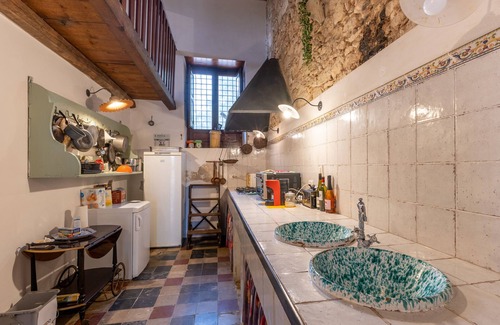 Vittoria House | Vacation Home "The Holiday and Art Seahorse House" with Mountain View, Private Pool & Wi-Fi