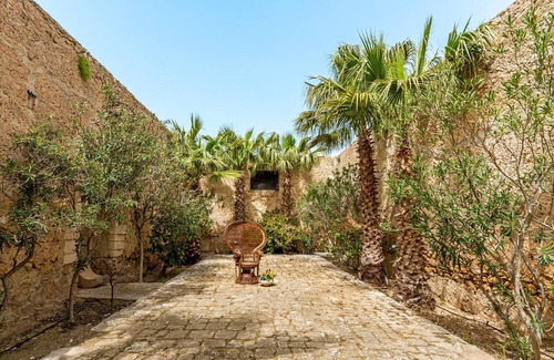 Vittoria House | Vacation Home "The Holiday and Art Seahorse House" with Mountain View, Private Pool & Wi-Fi