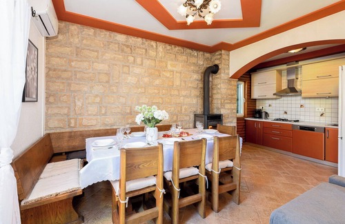 Vrlika House | Vacation house with 4-bedrooms, jacuzzi, gym and huge garden