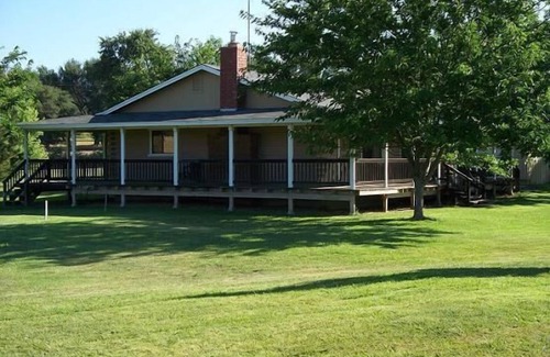 Penn Valley Cabin | Vacation Rental With Private Lake for Fishing