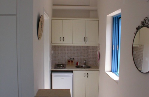 Kalo Nero Apartment | Vacation studio for 2 persons directly by the sea