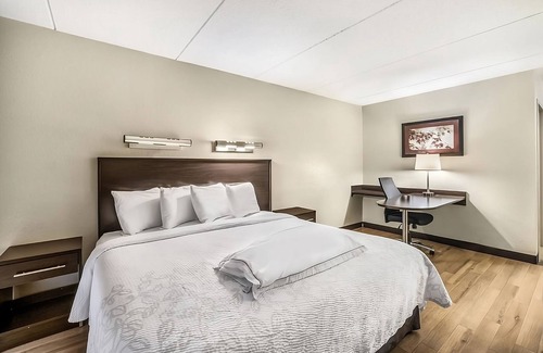 Woburn Hotel | Vacation Starts Here! 2 Comfortable Units, Pets Allowed, Steps to Woburn Mall!