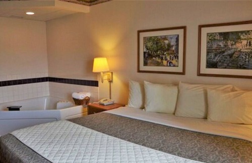 Thorp House | Vacation Starts Here! Free Parking, Pets Allowed, Near Thorp Aquatic Center