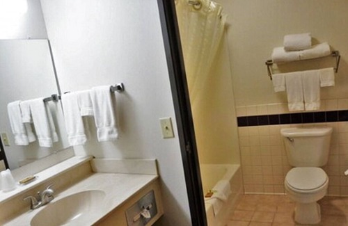 Thorp House | Vacation Starts Here! Free Parking, Pets Allowed, Near Thorp Aquatic Center
