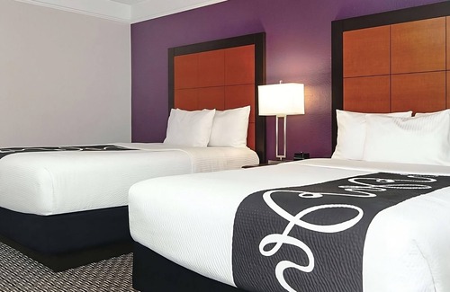 Guasti House | Vacation Starts Here! Pool Access and Free Parking Awaits!