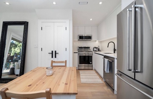 New Toronto House | Vacay By The Lake In This Cozy Garden Suite!