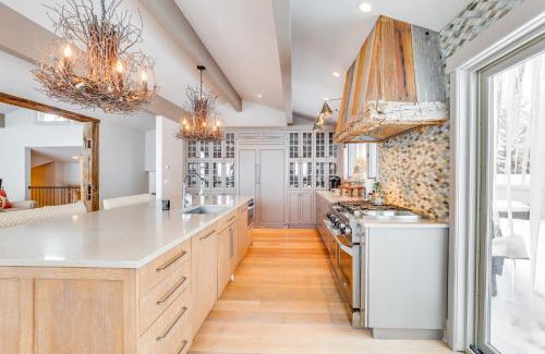 Highland Meadows House | Vail Mountain Retreat with Hot Tub and Deck!