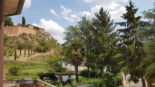 San Giovanni d'Asso Apartment | VAL D'ORCIA DELUXE 1 ELEGANTE CASA immersa nel verde con WiFi, giardino e parcheggio
