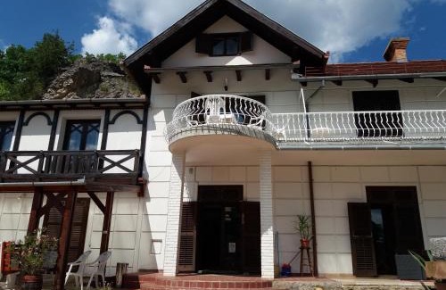 Pecs Bed & Breakfast | Valcsics Villa Panzió