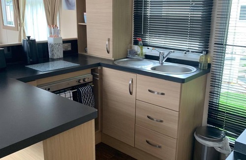 Clacton-on-Sea Cabin | VALENCIA 2 BEDROOMS LAKESIDE LODGE