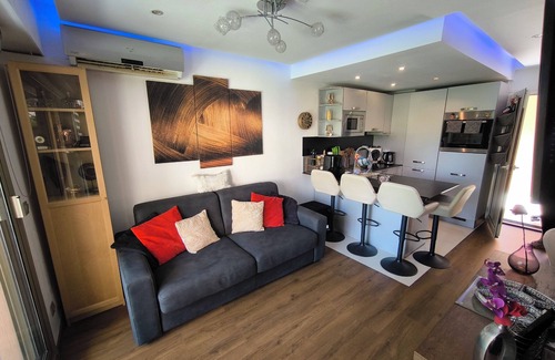 Golfe Juan Apartment | Vallauris Golfe Juan: House with characterLuxury Apartment