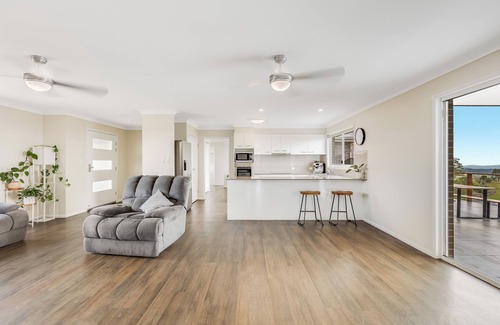 Hampton Villa | Valley Breeze Hideaway near Toowoomba