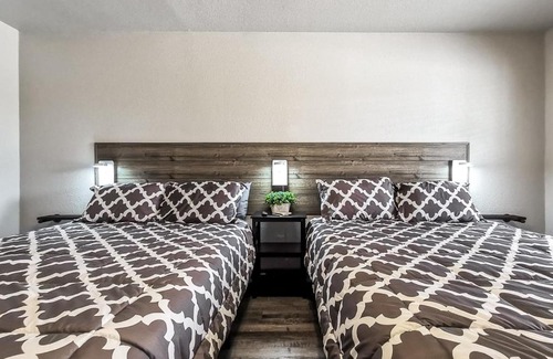 La Cygne Hotel | Valley Cabins Double Queen Hotel Room
