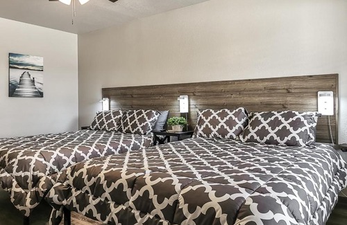 La Cygne Hotel | Valley Cabins Double Queen Hotel Room