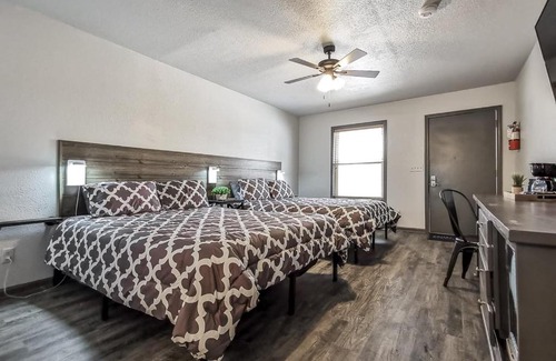 La Cygne Hotel | Valley Cabins Double Queen Hotel Room