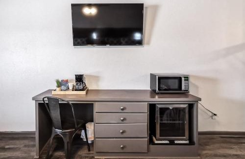 La Cygne Hotel | Valley Cabins Double Queen Hotel Room