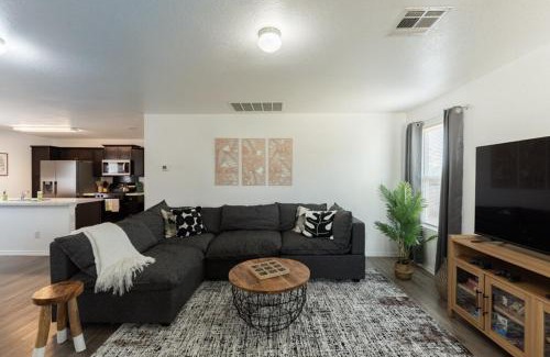 Southside House | Valley Forest 65in TV Games Lackland Pet
